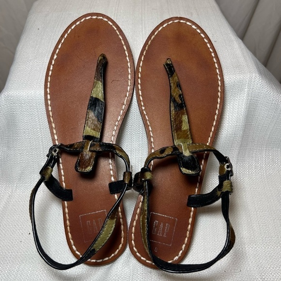 GAP Camo T-Strap Sandals - Size 8 - Great Condition! - Picture 3 of 4